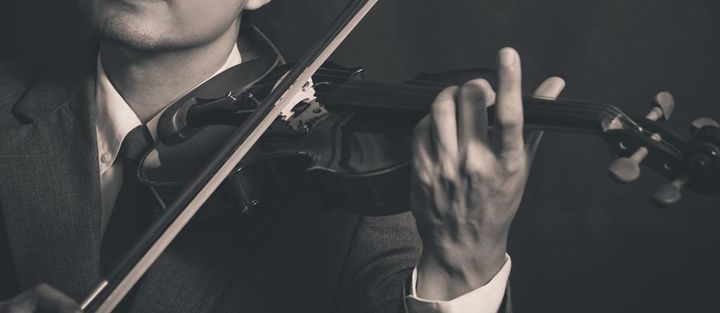 バイオリンを奏でる男性