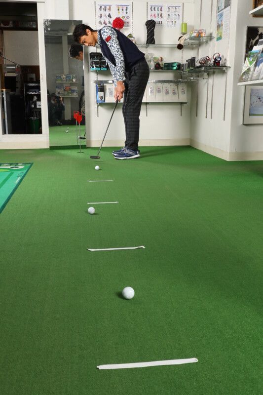 パットのタッチを磨く練習法！１メートル間隔でテープを貼って打つ