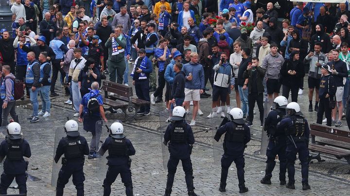 瓶や椅子を投げ合う、乱闘で顔面流血…決勝戦の前にファンが大乱闘、28名が逮捕される