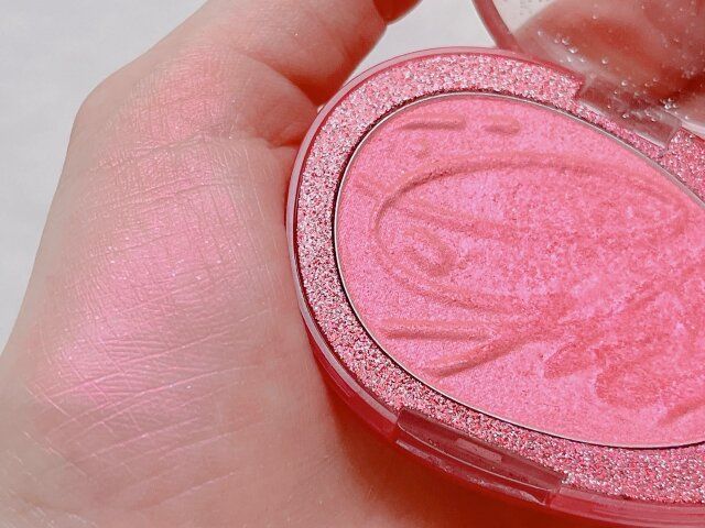 fwee グリッツストーンハイライター HL01 フィーバーガーネット 手に付けて発色確認