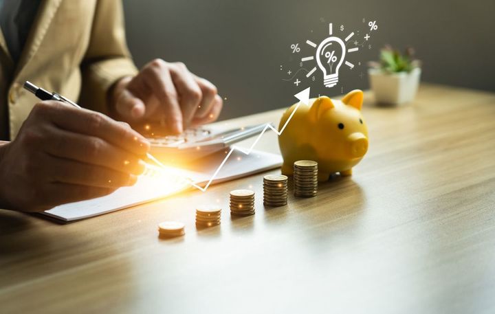 貯金箱とコインの山とプラスパーセント記号