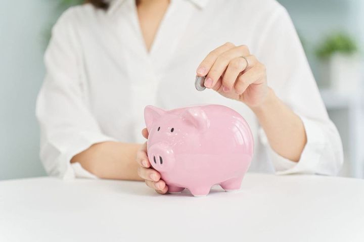 貯金箱にお金を入れる人