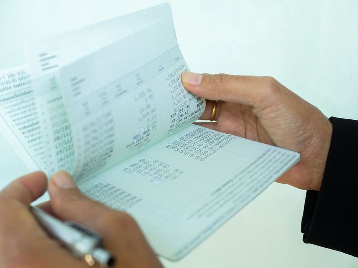 通帳を確認している手元