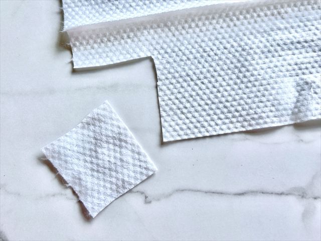 カットしたクレンジングタオル２