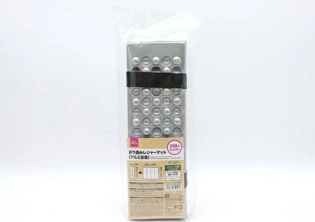 ダイソー 折り畳みレジャーマット（39.5cm×29.5cm、アルミ蒸着） パッケージ