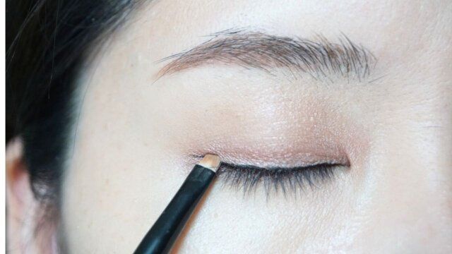 アイラインの上に同系色のアイシャドウをのせる