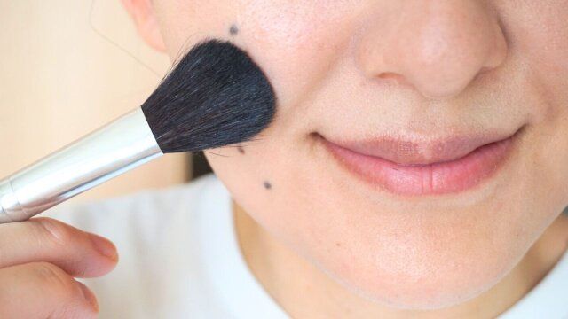 パウダーはブラシとパフのダブル使いで