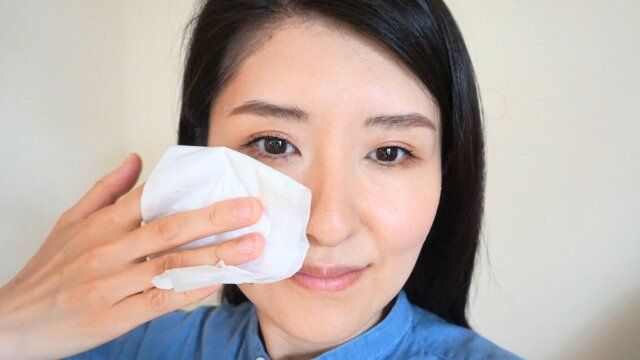 皮脂をティッシュでおさえる。