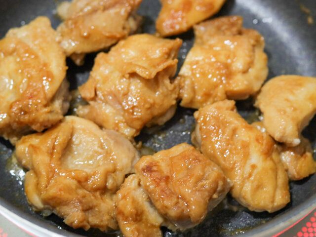 焼き色がついたら裏返し、フタをして弱めの中火で3～4分ほど焼く。