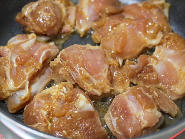 フライパンにサラダ油を入れて熱し、鶏もも肉を皮目を下にして並べて焼く。