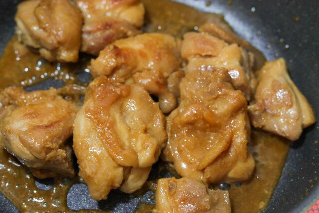 フタを取り、たれを鶏肉に絡めながら軽く煮詰める。