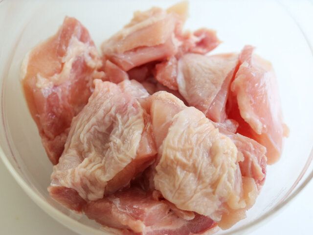 鶏もも肉は一口大に切る。