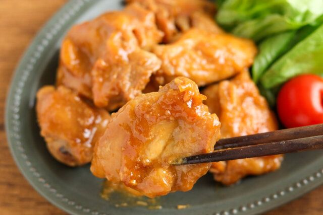 味噌漬けチキン お箸でつかむ