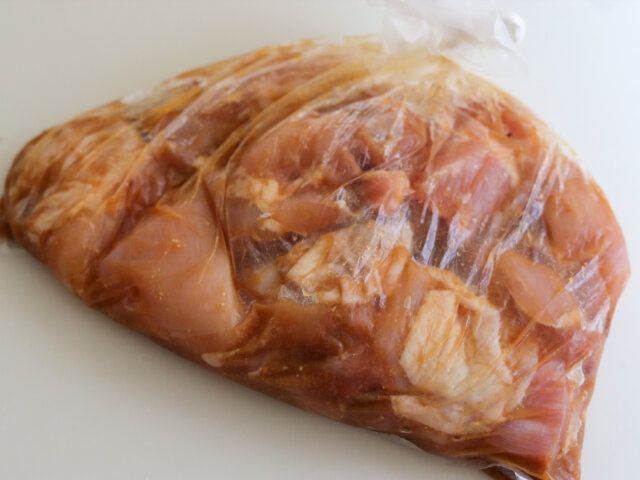 保存袋に鶏もも肉、味噌、みりん、酒、しょうゆ、砂糖、にんにく、しょうがを入れ、鶏肉に調味料がまんべんなく絡むようにもみ込んで漬ける。