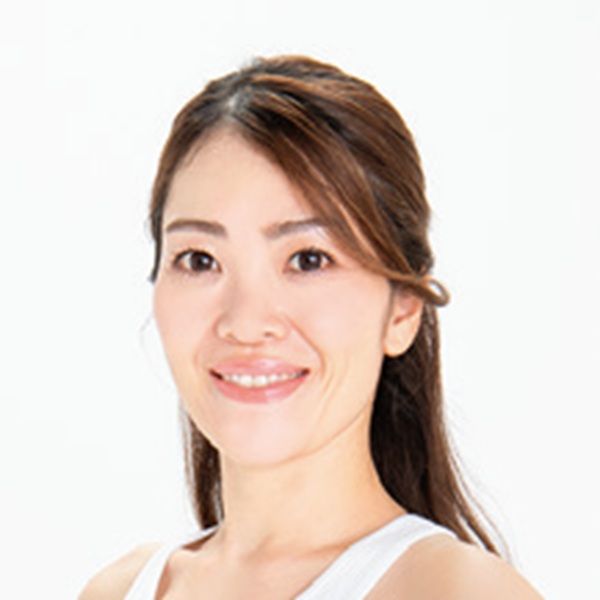 横幕真理さん。ピラティス・ヨガ講師。受講生4000名以上のインストラクター養成スクール「MAJOLI」代表取締役。ピラティススタジオ「Pilates isM」代表。国際資格保有。著書に『ちょこっとピラティス』（クロスメディア・パブリッシング）。