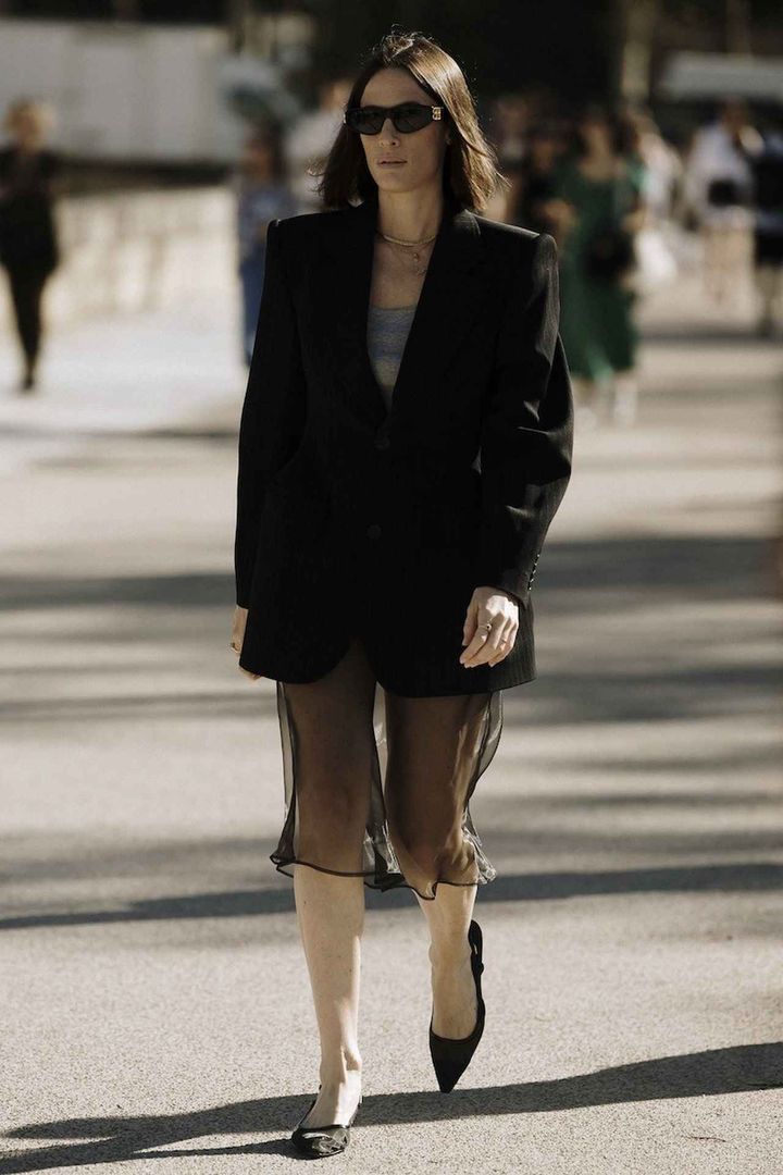 画像: 大胆なシアースカートでブラックをドラマティックに