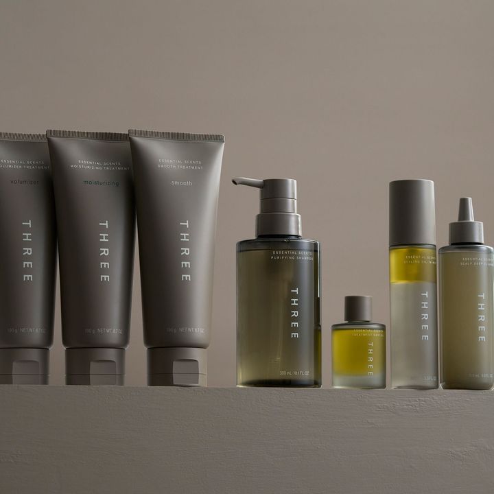 エッセンシャルセンツ ヘアケア シリーズ。THREE独自の精油科学で、頭皮と髪の先まで健やかに整えるヘアケア。ストレスと髪、頭皮の悩みの相関性にも着目したシリーズは、ヘアケアはもちろん、マインドまでゼロの状態へとアプローチする。