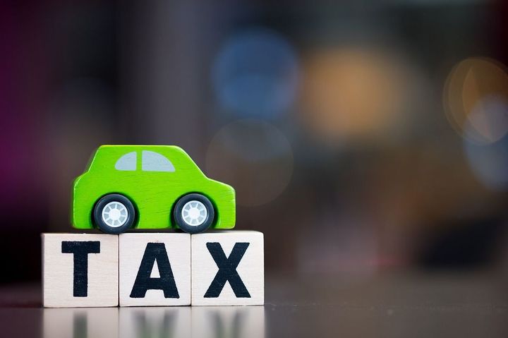 「TAX」の文字とおもちゃの自動車