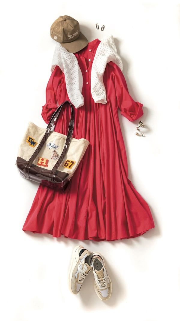 カラーワンピ×スポーツ小物