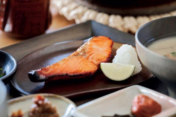 郷土料理のへしこや「ふくいサーモン」を使った「アコヤ」のランチ膳¥2,750。越前焼の器も嬉しい。