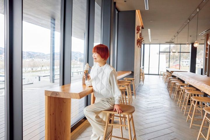 九頭竜川を眺めながら「アペロ＆パティスリー アコヤ」の酒粕ソフトクリームを。「酒粕が香り高く、いくらでも食べられます」