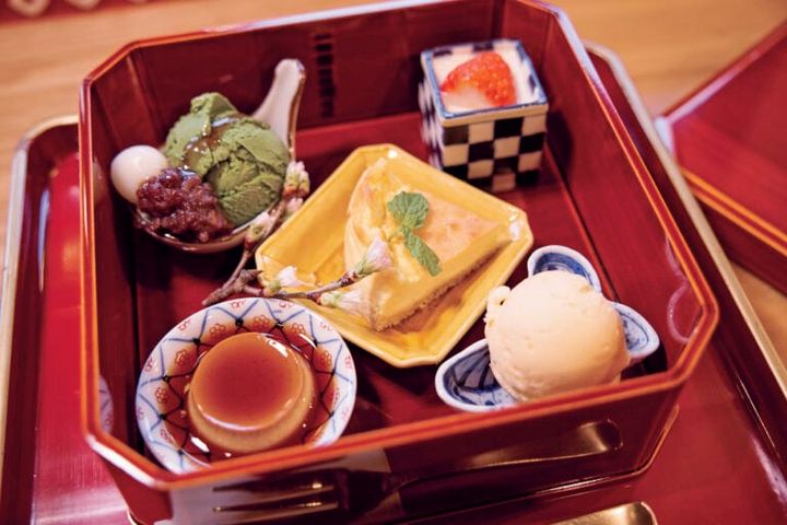 漆の弁当箱に2種のアイスとプリン、チーズケーキ、豆乳ブラマンジェを詰めた「デザート大徳寺弁当」¥1,500も、すべて板前さんの手作り。