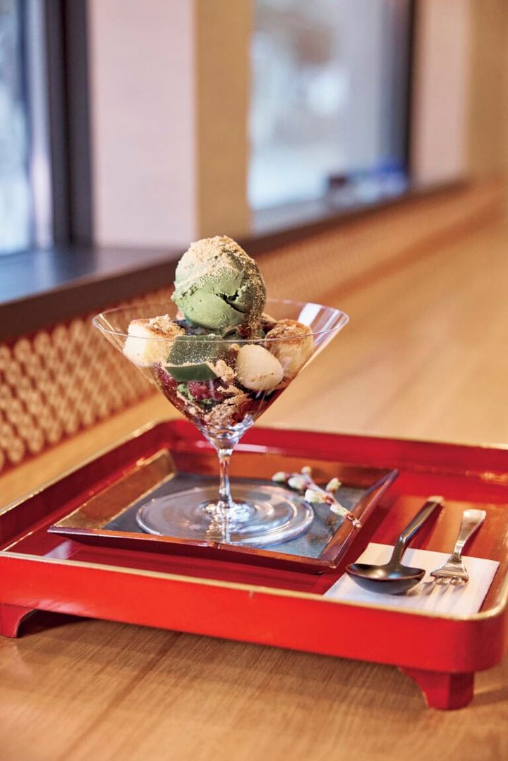 うすはりグラスで供される「濃茶パフェ」¥880は、スイーツでいちばん人気。膳は料亭でも使われる骨董の河和田漆器です。