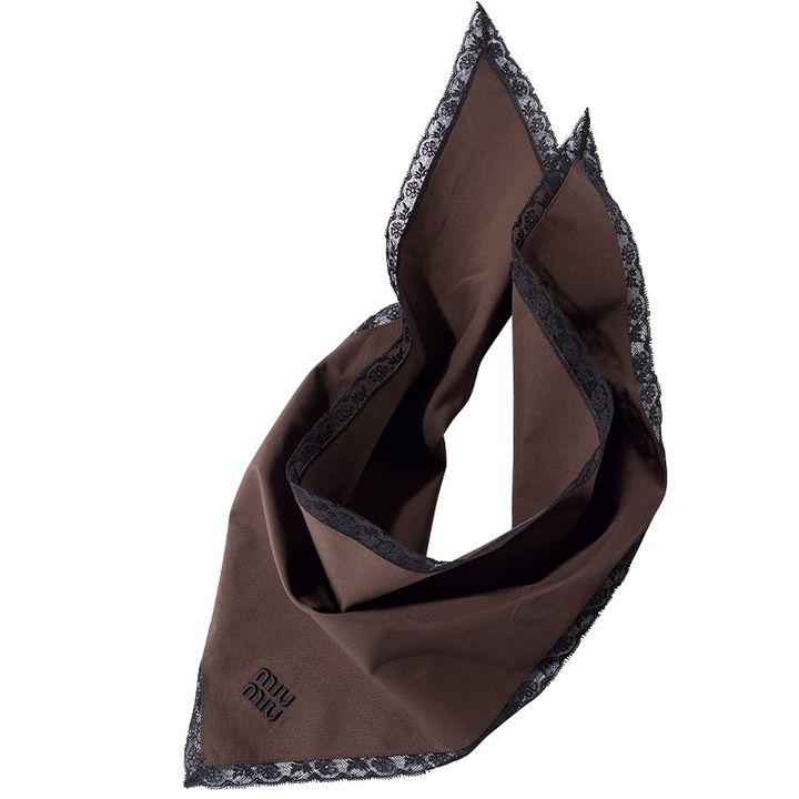 VERYスタイリストはミュウミュウのブラウンスカーフを愛用