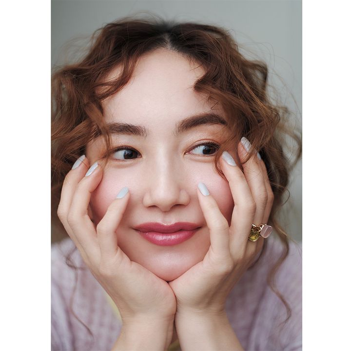 髪を巻いて血色感のあるリップを塗った辻元舞さん