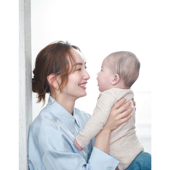 赤ちゃんを抱っこする辻元舞さん