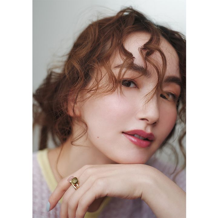 髪を巻いて血色感のあるリップを塗った辻元舞さん