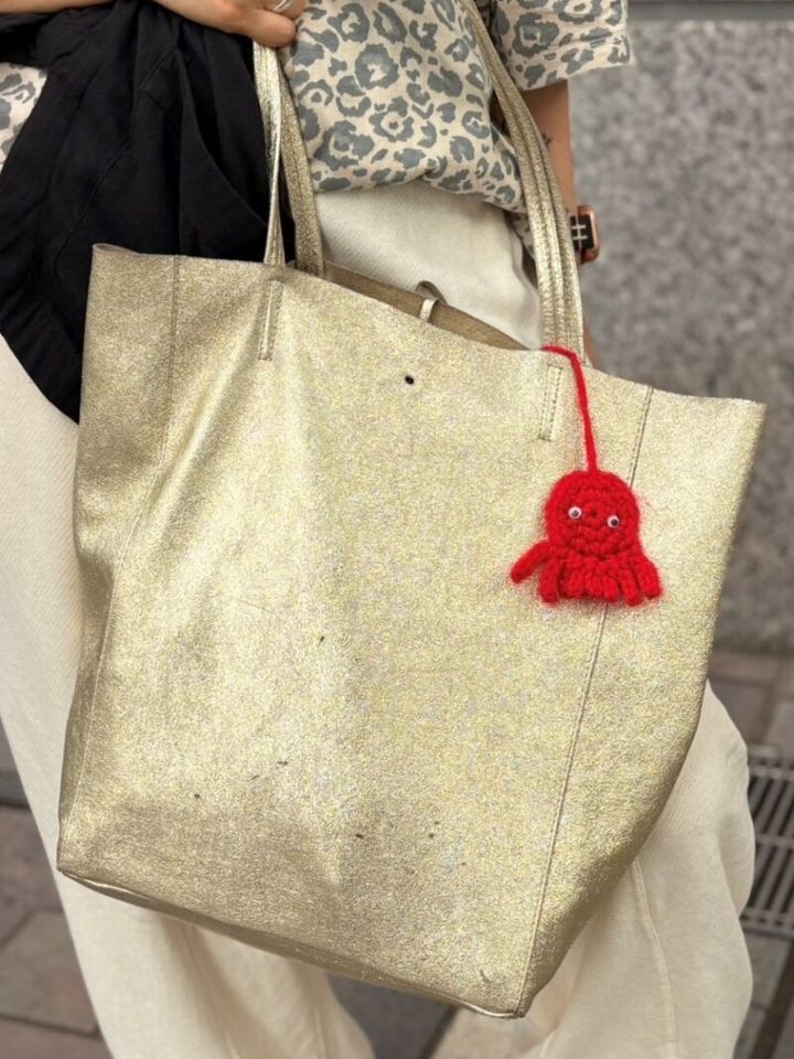 ゴールドのトートバッグ