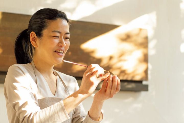 「ヨーガンレール」プレス 武 安輝子さん パリで美術史を学び、画廊で研修生として働く。帰国後はヨーガンレール社に入社し、以来、20年以上にわたりプレスを務める。