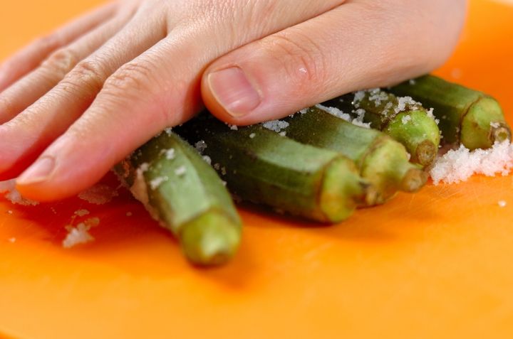 オクラと豆腐のみそ汁の下準備1