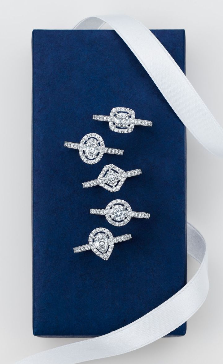 上から順に ロイヤル・アッシャー・クッションカット￥1,210,000〜 ロイヤル・アッシャー・オーバルカット￥1,265,000～ ロイヤル・アッシャー・カット￥1,263,900～ ロイヤル・アッシャー・ブリリアントカット￥1,254,000～ ロイヤル・アッシャー・ペアシェイプカット￥1,265,000～ ※すべてセンターダイヤモンド0.5ct～の参考価格