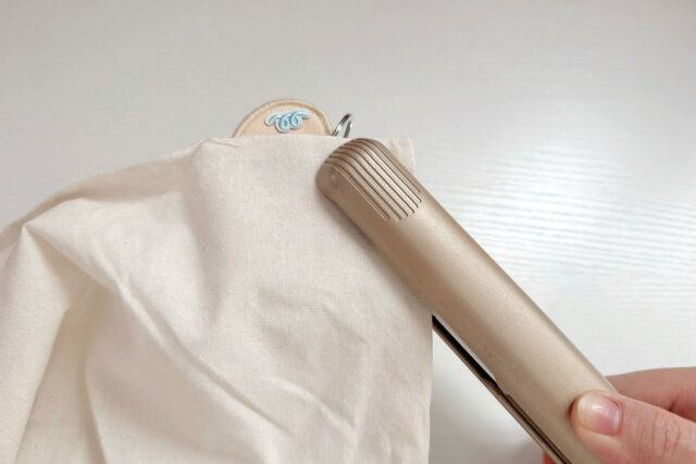 あて布をしてアイロンでワッペンを貼り付けます。