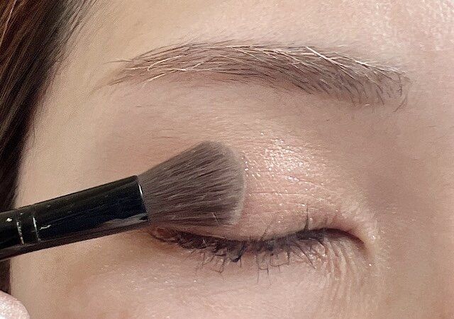 アイシャドウの範囲は「アイホール内側」まで