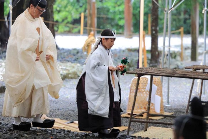 外宮の「山口祭」での一場面。祭場は、外宮の背後に聳える高倉山の山口にあたる別宮、土宮（つちのみや）の東に設けられた。