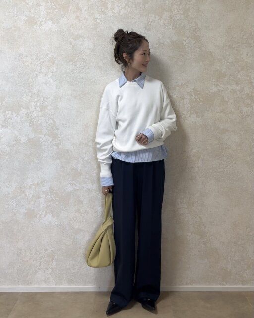 ホワイトニットをレイヤードしたキレイめカジュアルコーデ