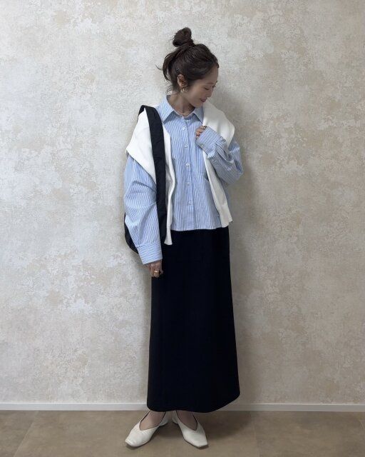 肩掛けニットがポイントのスカートコーデ