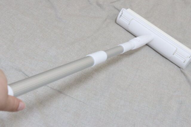 粘着テープクリーナー（ワイドタイプ、伸縮3段式、テープ30周付） 使用例