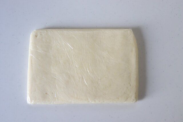 ラップで包んで、冷蔵庫で1時間以上休ませる。