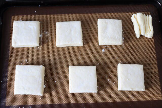 オーブンシートを敷いた天板に間隔を空けて並べる。