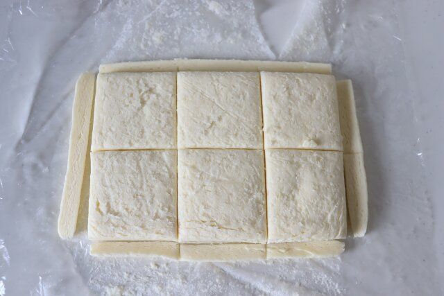 端っこの生地を少しだけ切り落として、6等分にカットする。