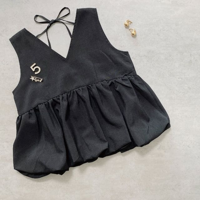 黒のバルーンベスト