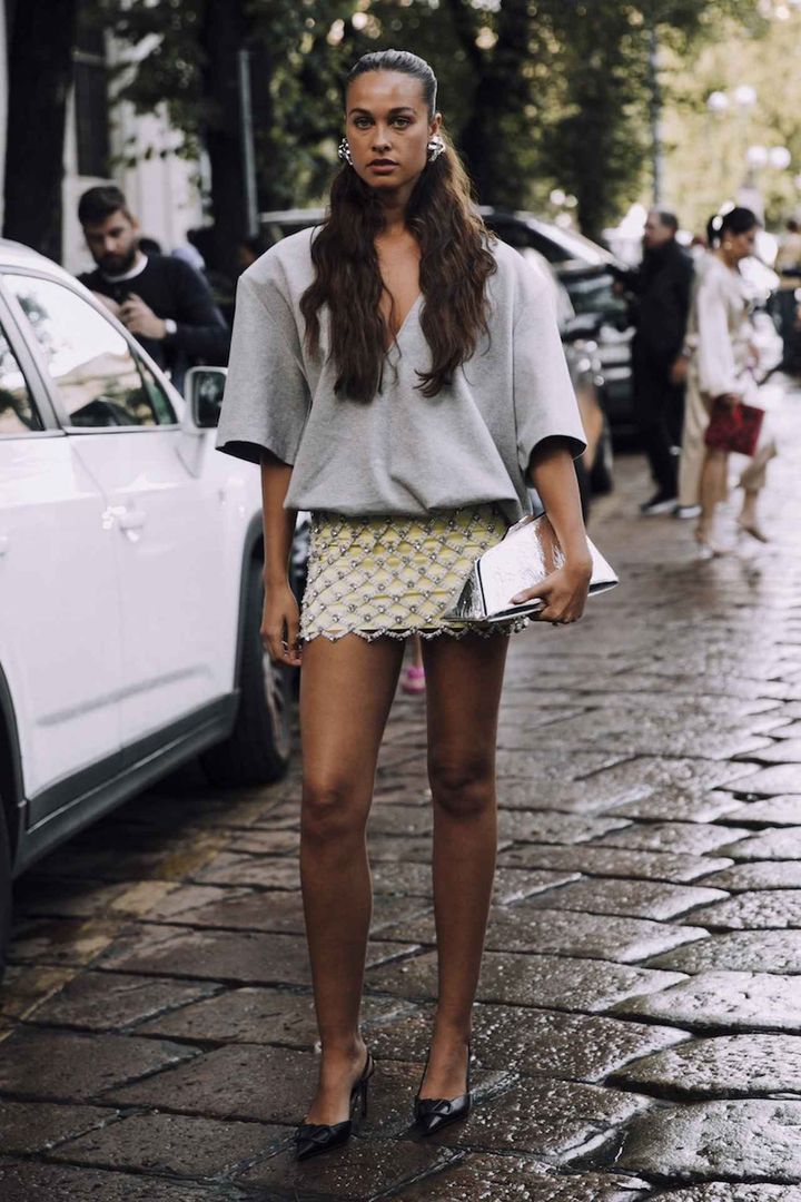 画像: ミニスカート×ビッグTのバランスが絶妙！