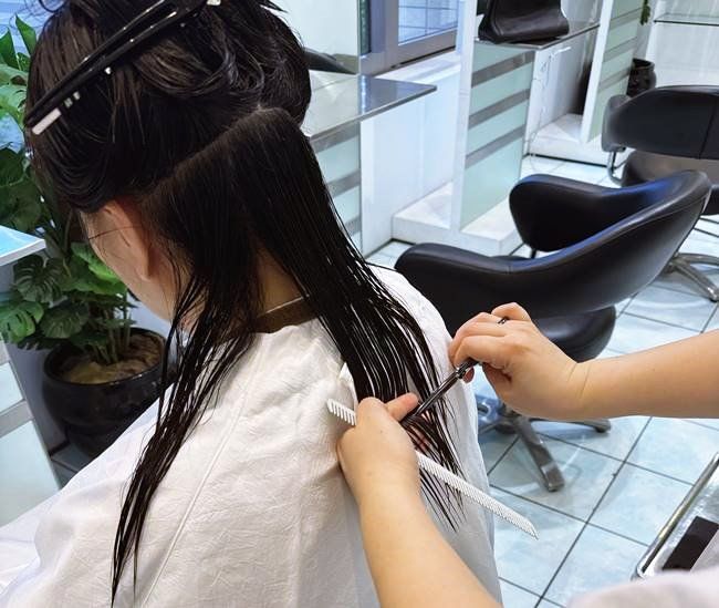 50代ヘアスタイル カットの様子