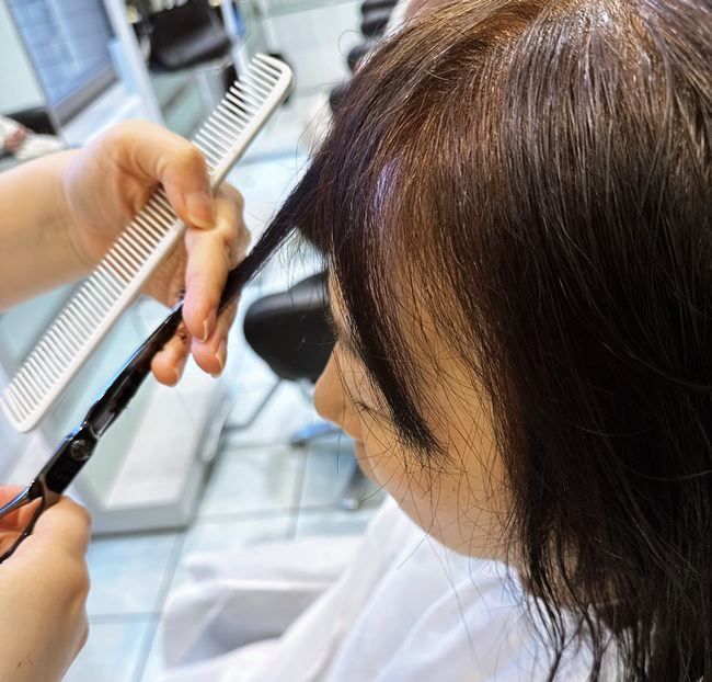 50代ヘアスタイル カットの様子