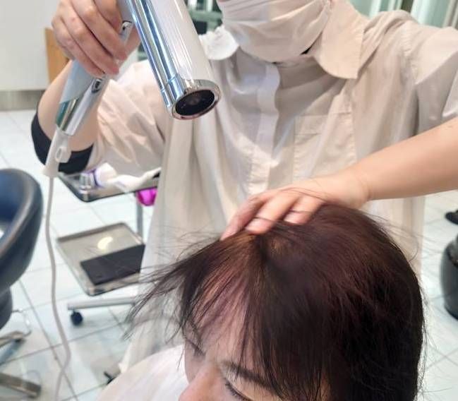 50代ヘアスタイル ブローの様子