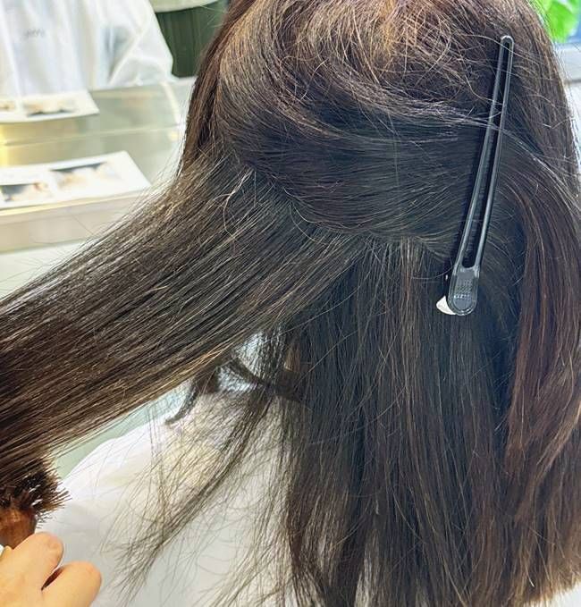 50代ヘアスタイル ブローの様子
